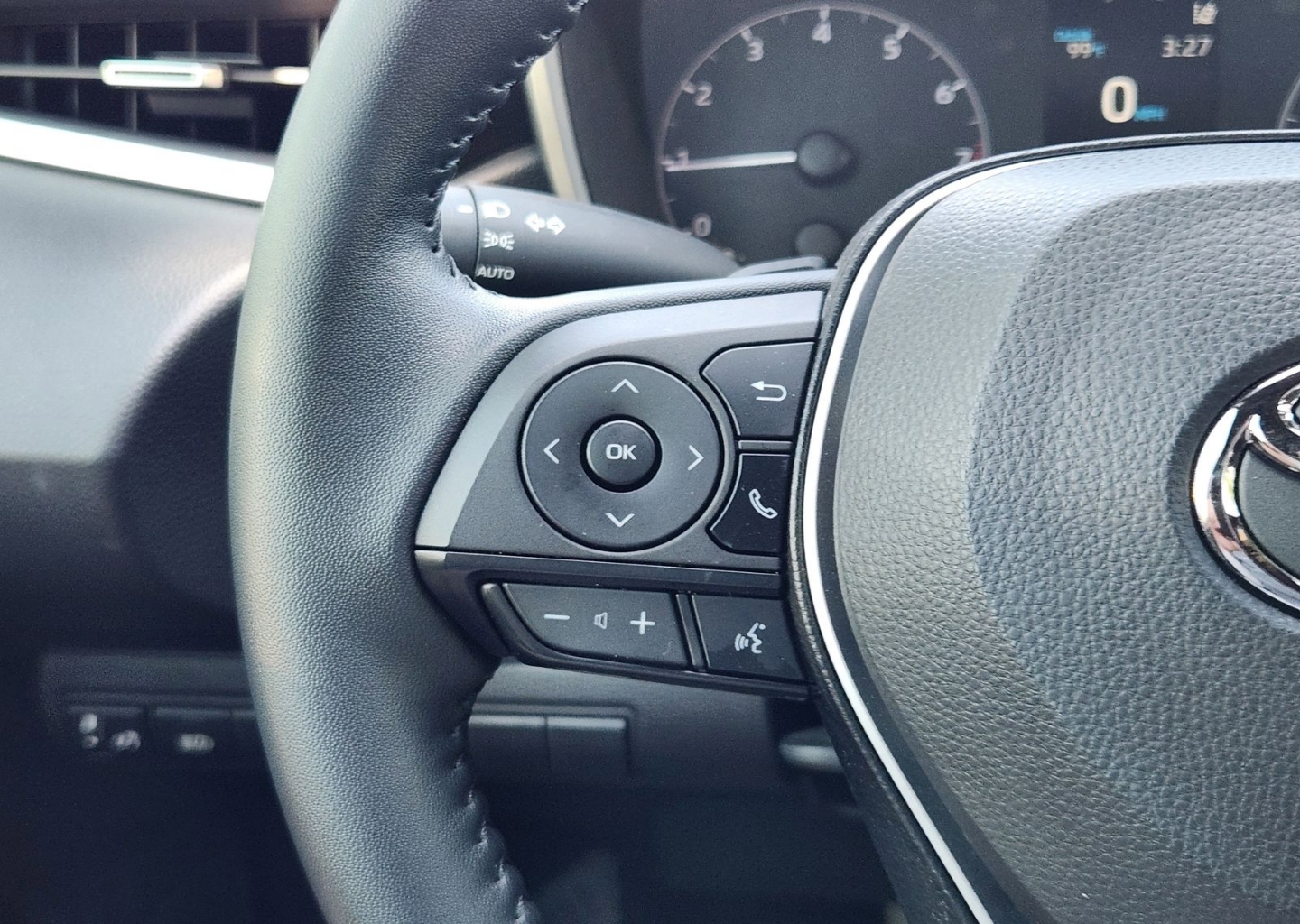 2025 Toyota Corolla Hatchback SE - Photo 27