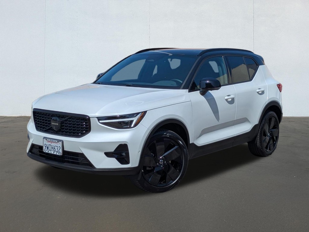 2026 Volvo XC40 Black Edition Ultra, B5 AWD Gas (mild hybrid)