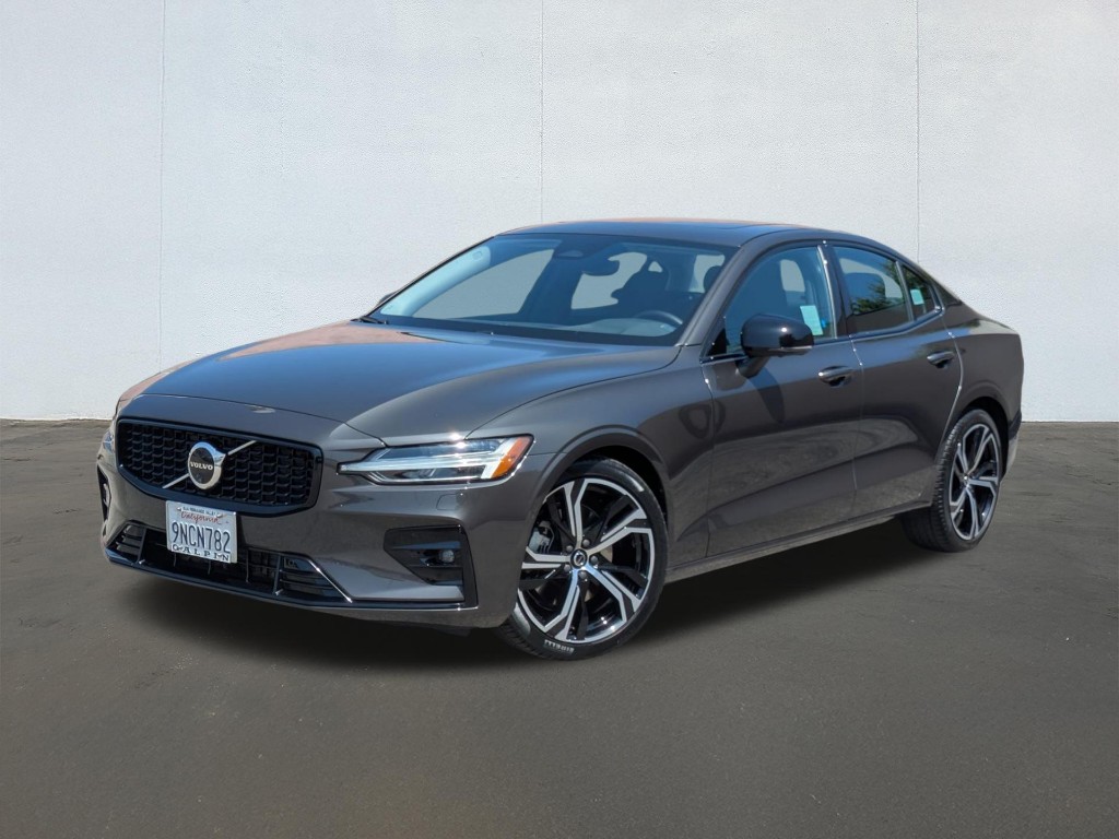 2024 Volvo S60 B5 Plus Dark Theme