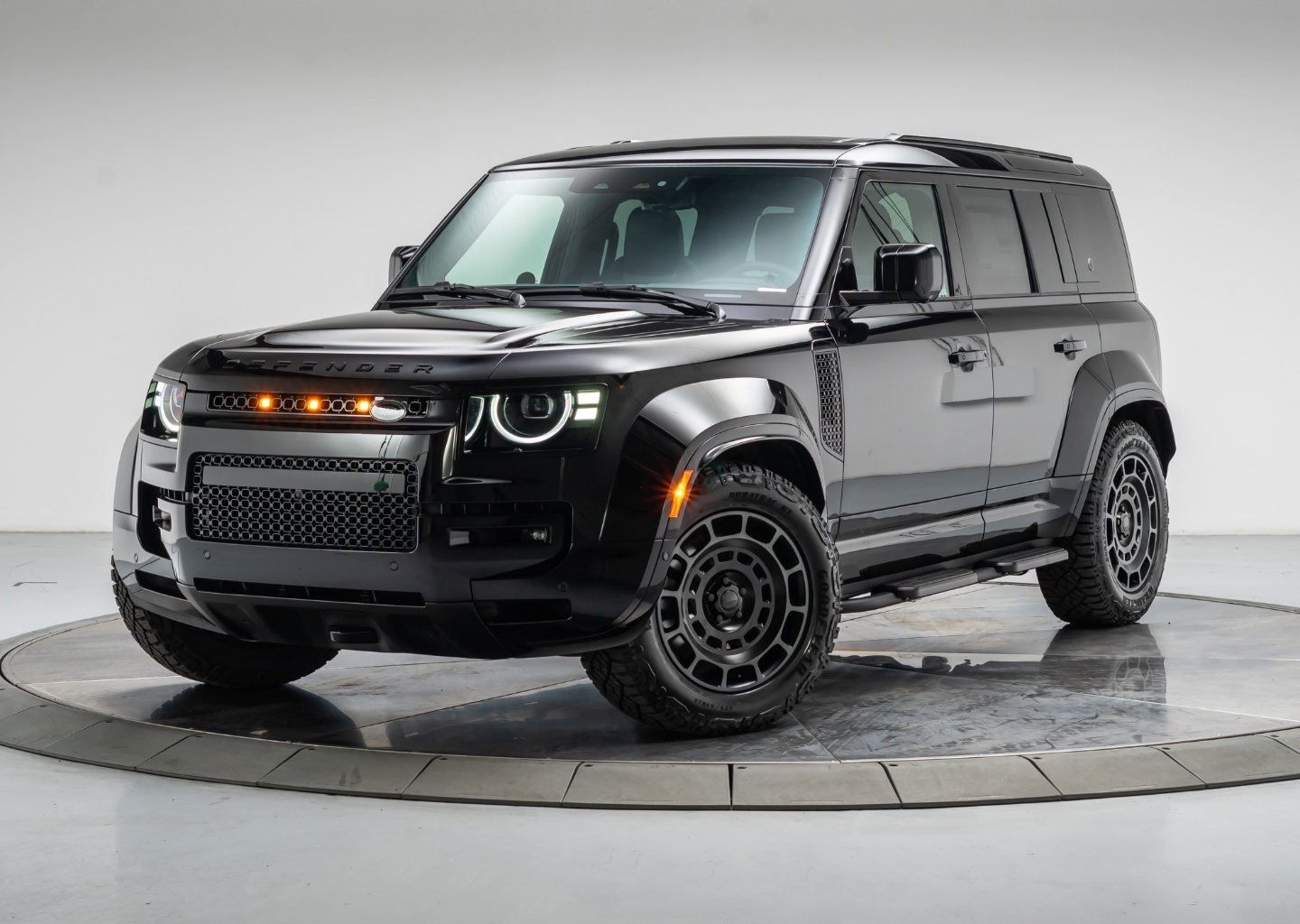 2026 Land Rover Defender 110 OCTA Black P635's photo