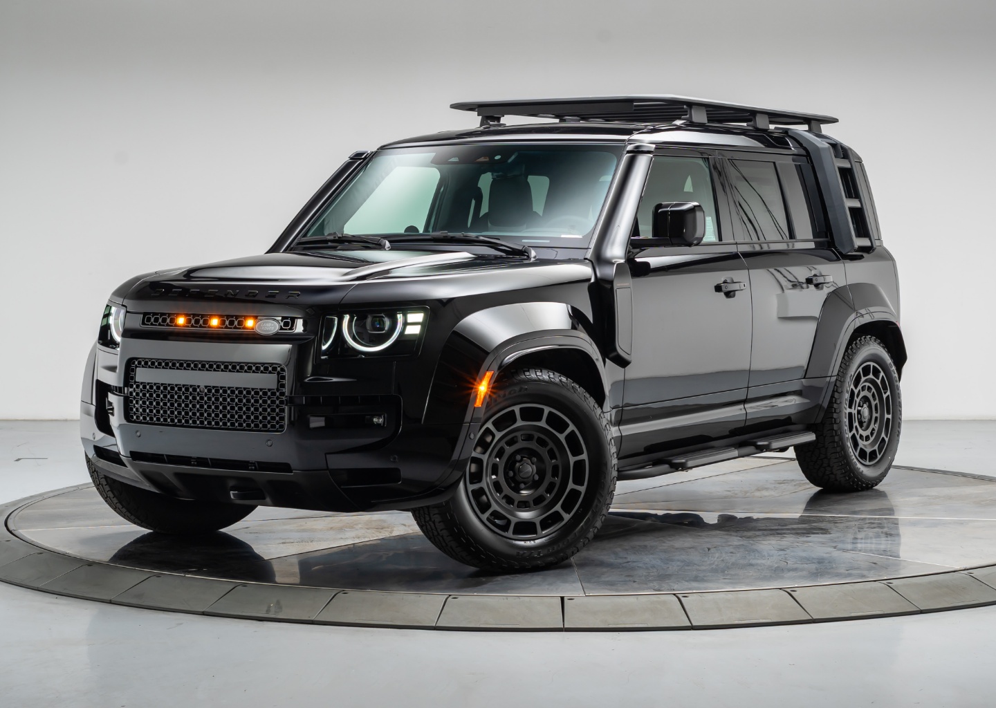 2026 Land Rover Defender 110 OCTA Black P635's photo