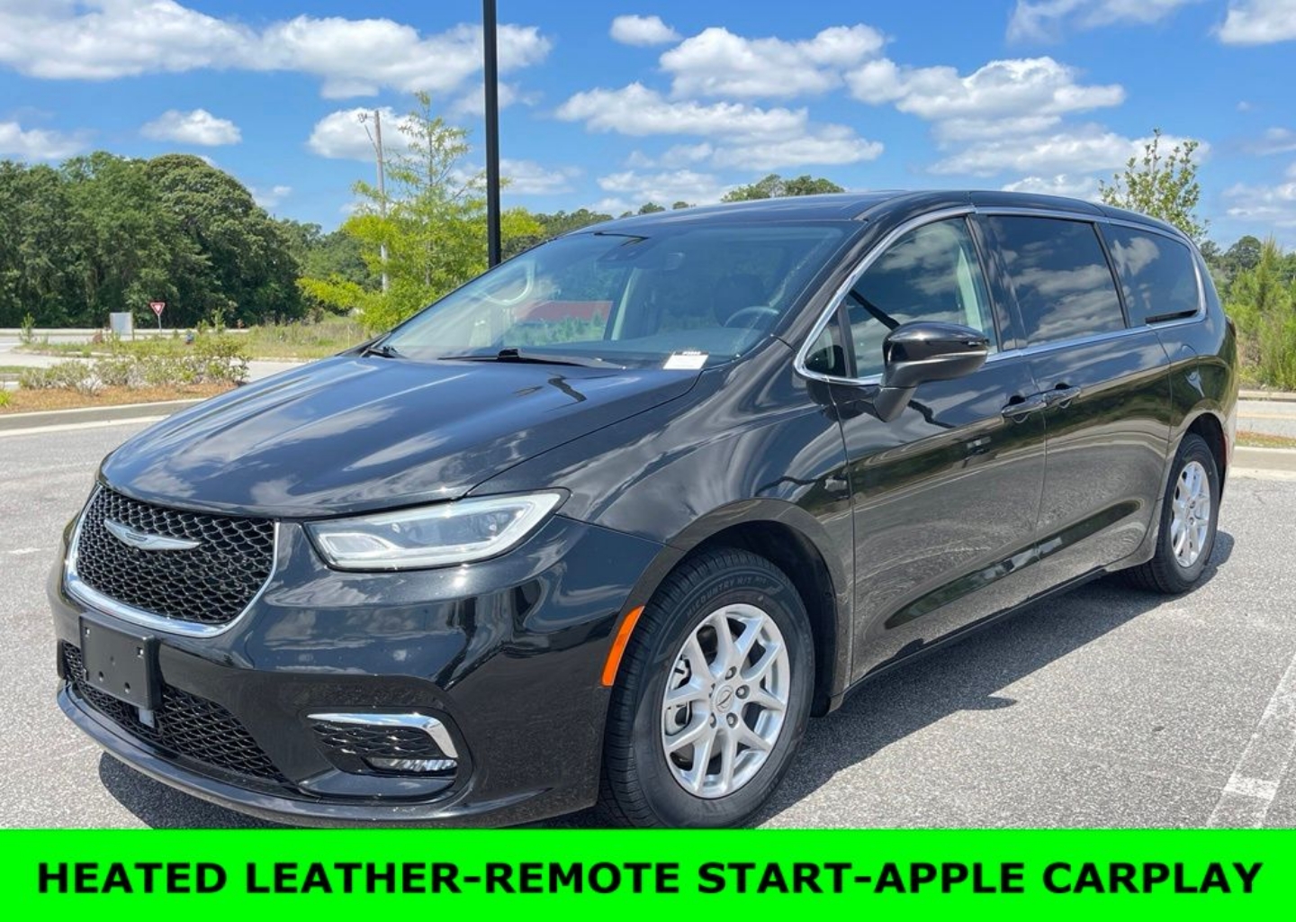 2023 Chrysler Pacifica Touring L's photo