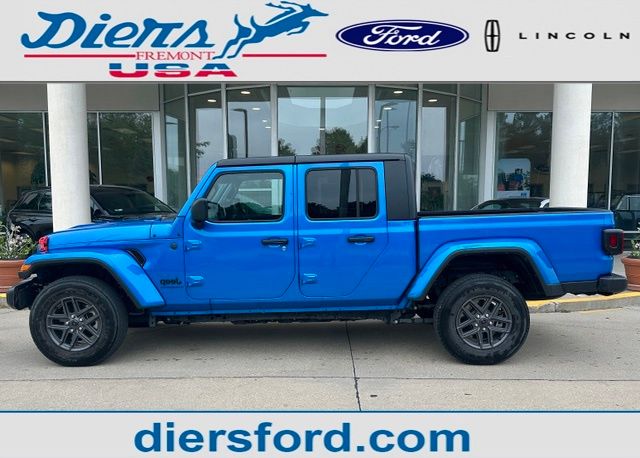 2024 Jeep Gladiator Sport S's photo