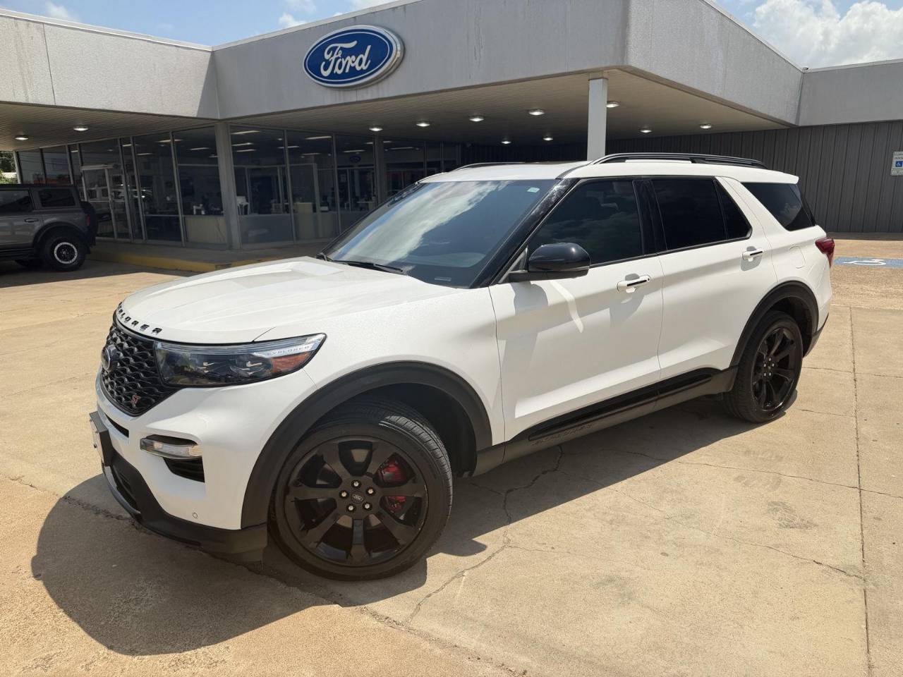 2023 Ford Explorer ST 4WD's photo