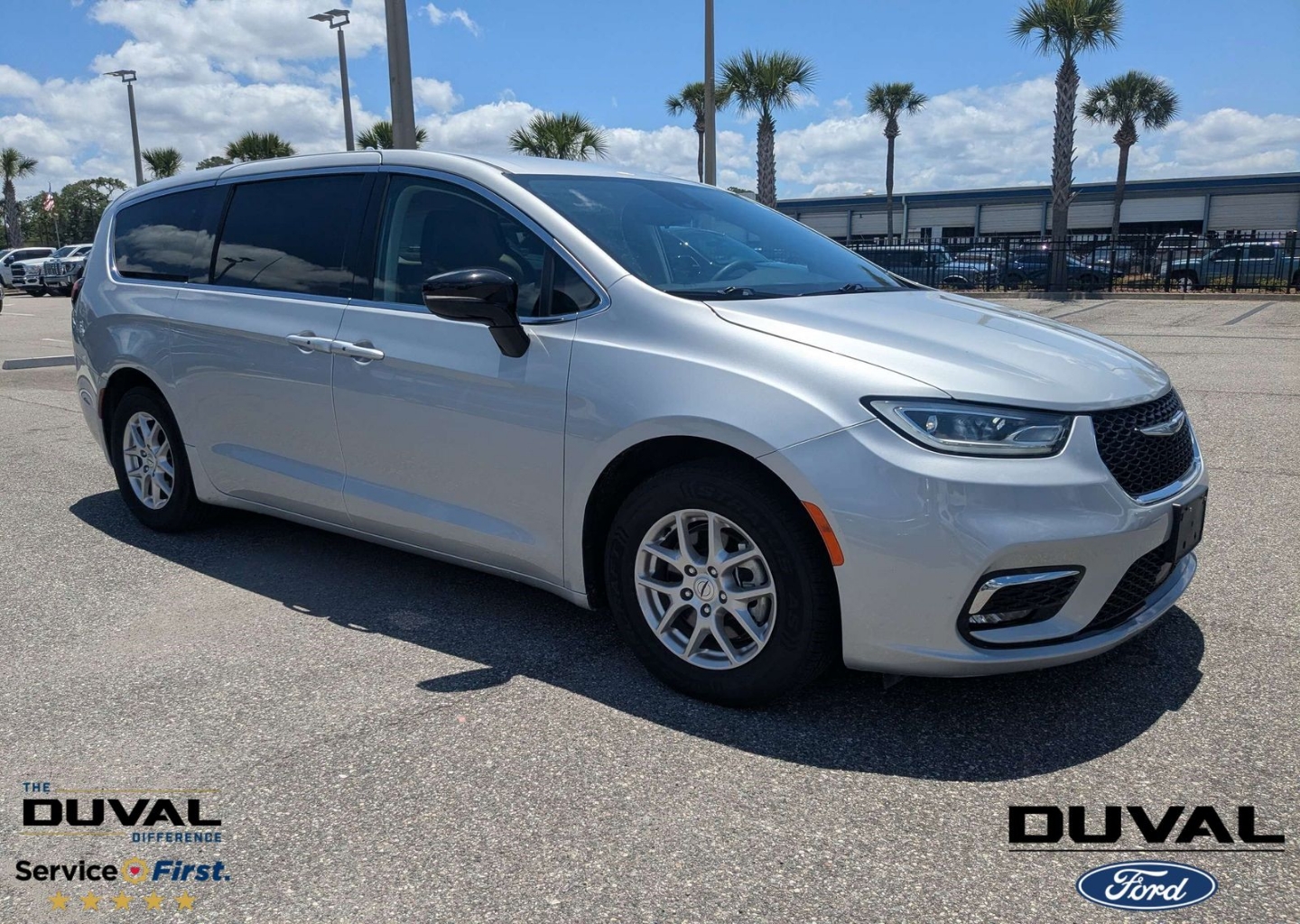2024 Chrysler Pacifica Touring L's photo
