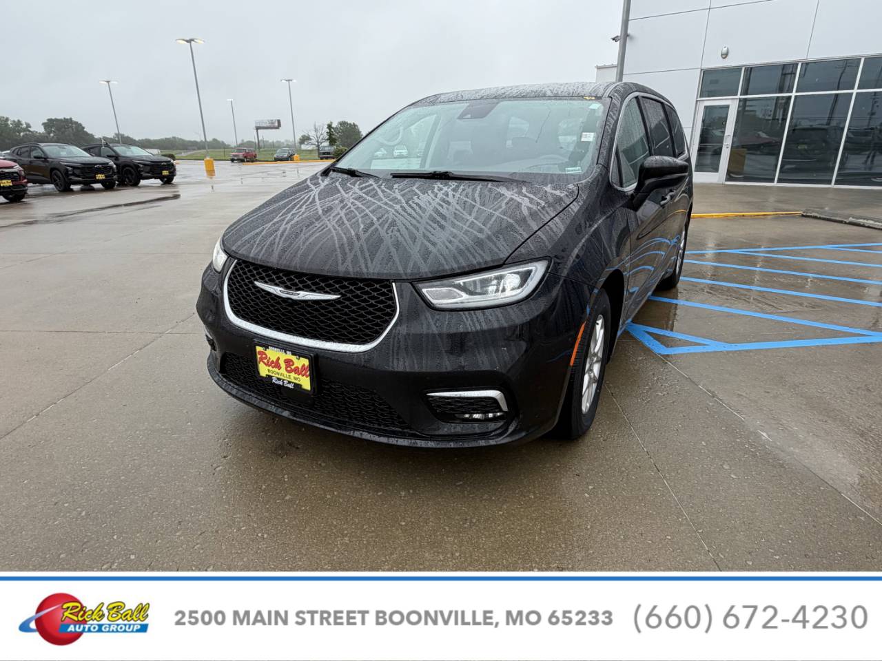 Used 2023 Chrysler Pacifica Touring L with VIN 2C4RC1BG8PR586509 for sale in Kansas City