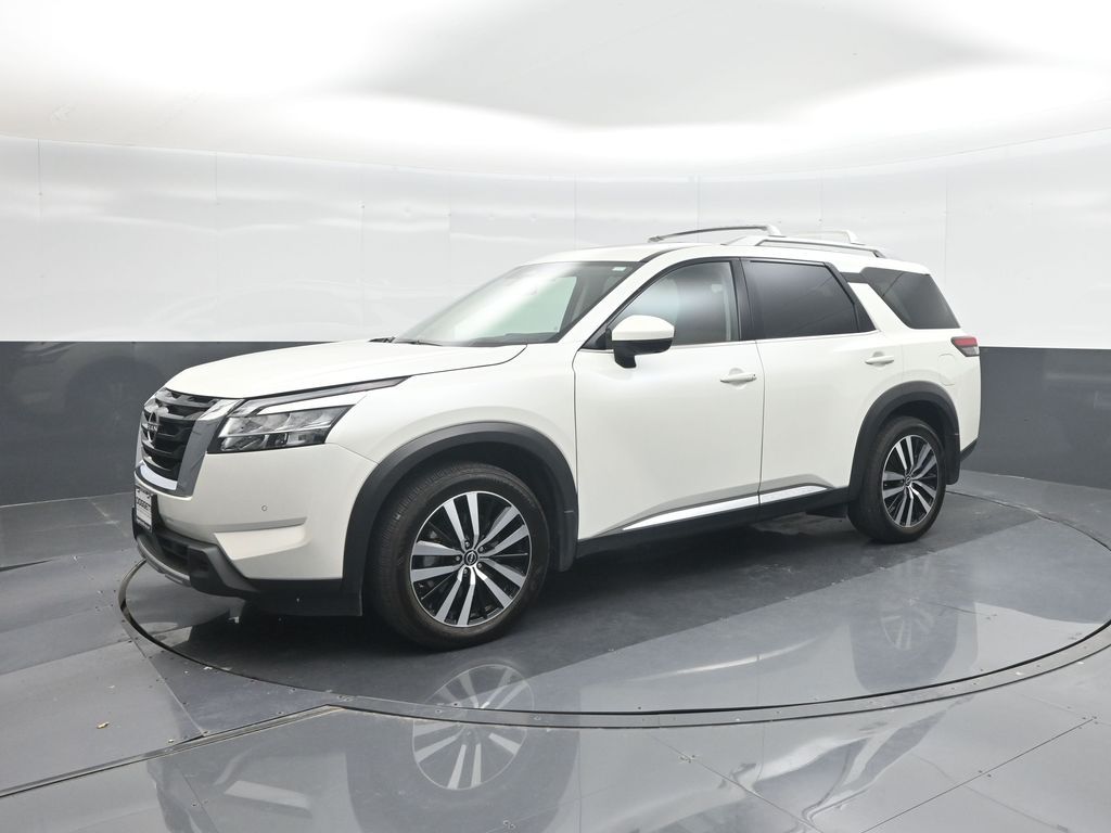 2024 Nissan Pathfinder Platinum 2WD's photo