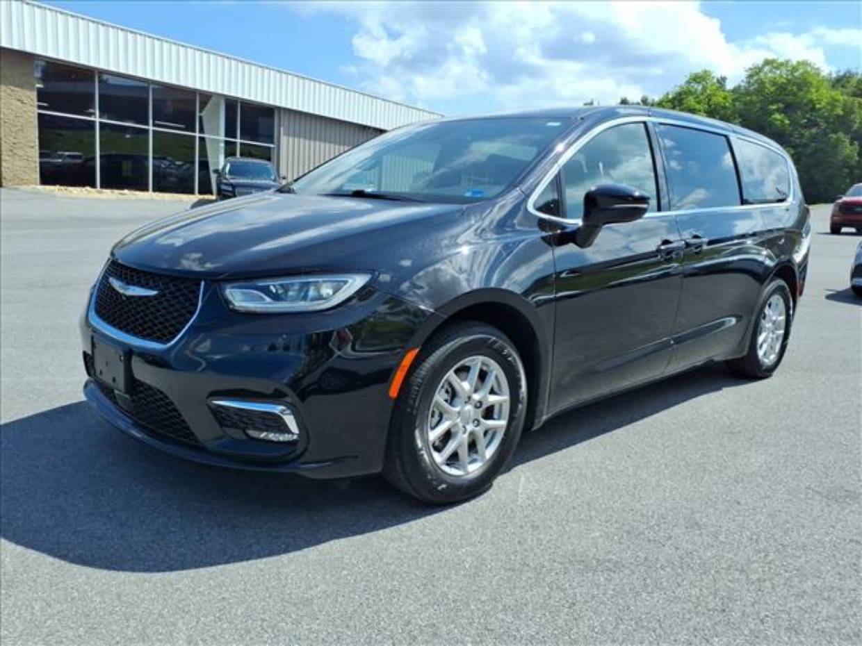 2025 Chrysler Pacifica Select's photo