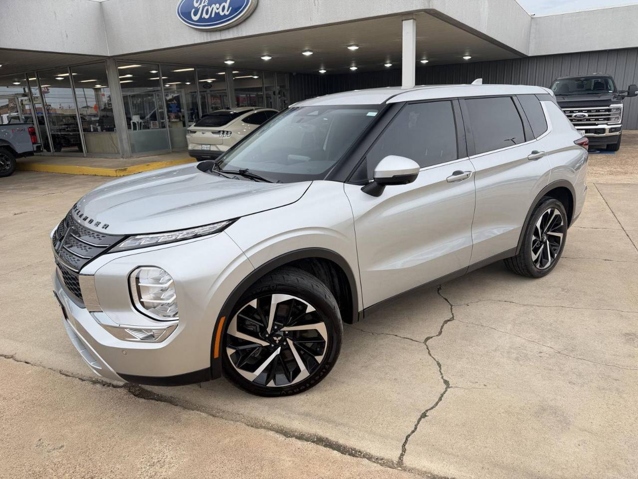 2024 Mitsubishi Outlander SE 2WD's photo