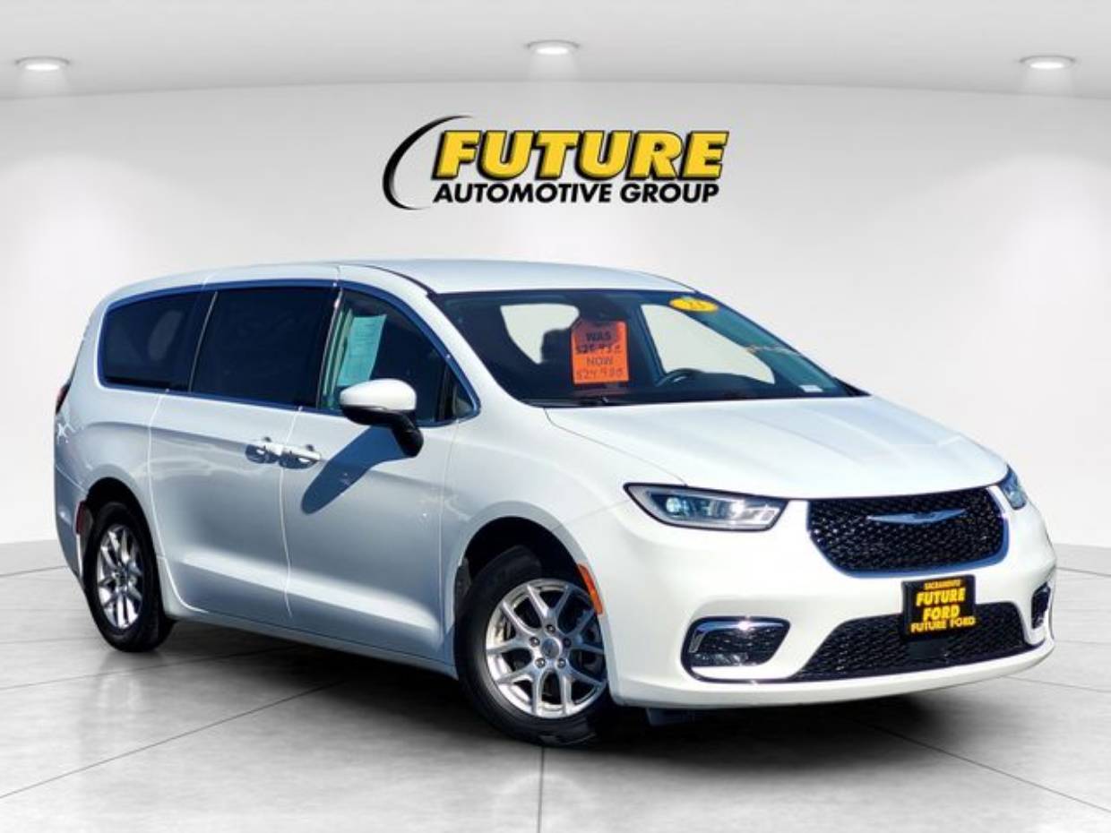 2023 Chrysler Pacifica Touring L's photo