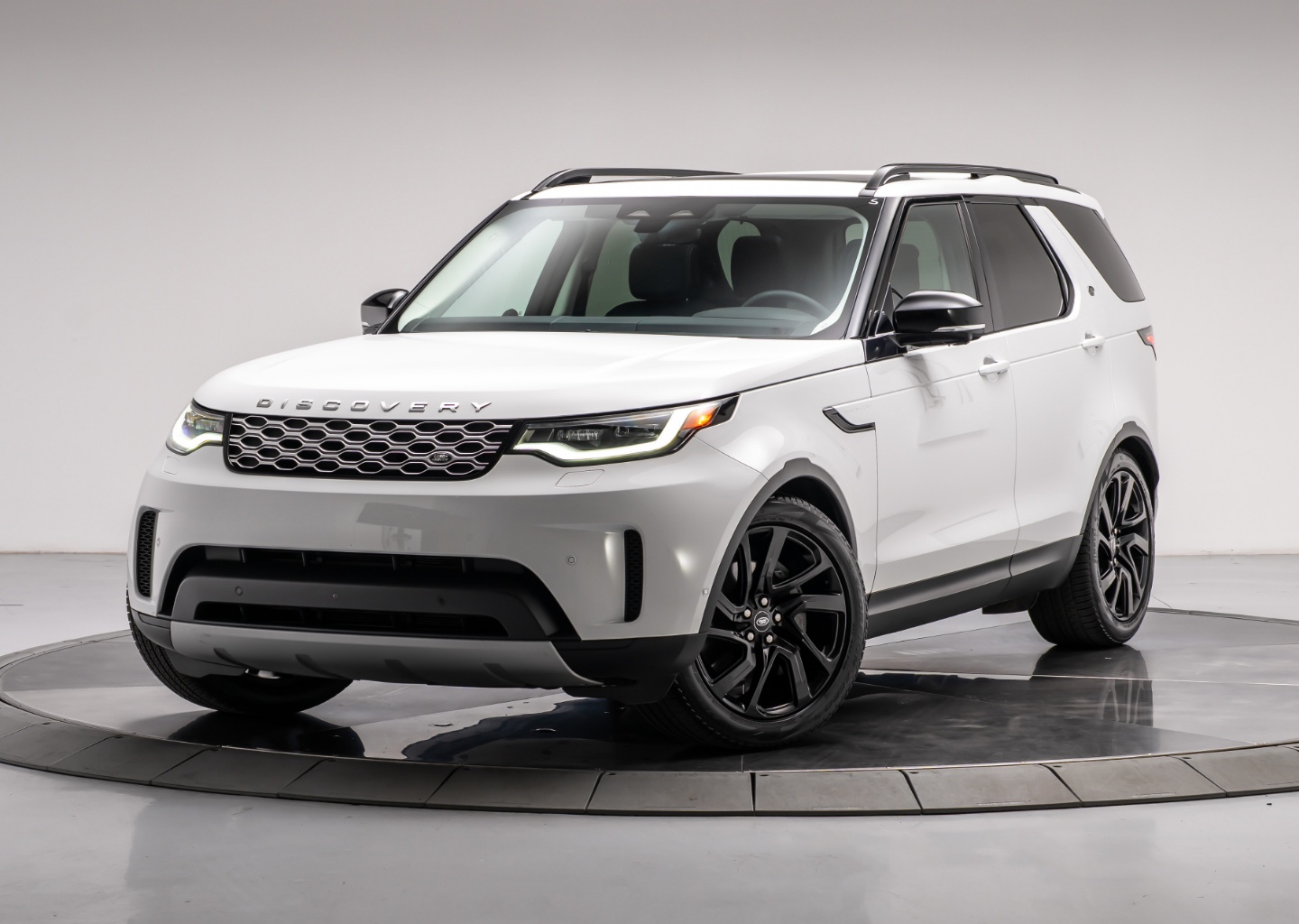 2024 Land Rover Discovery P300 S's photo