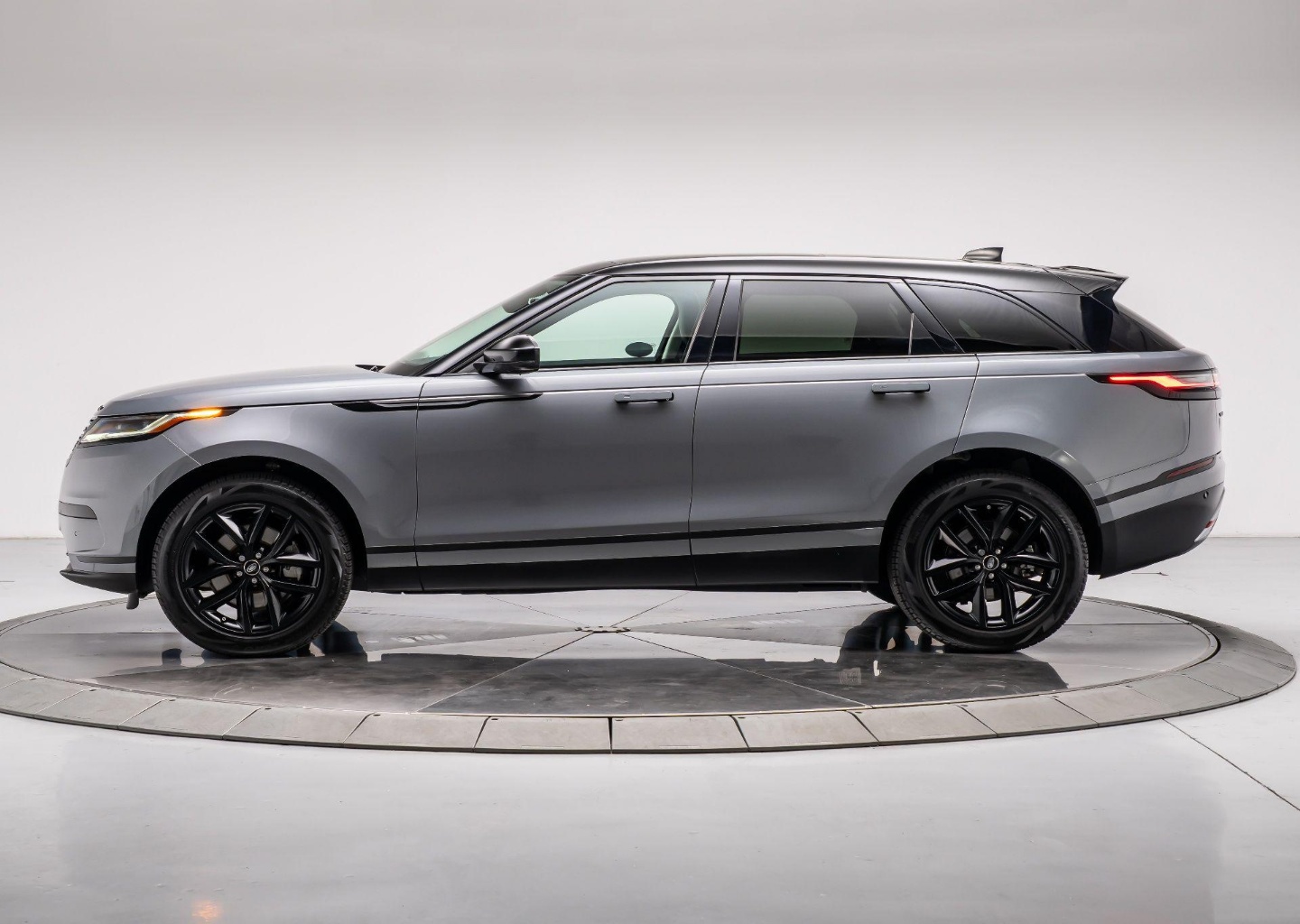 2025 Land Rover Range Rover Velar P250 S's photo