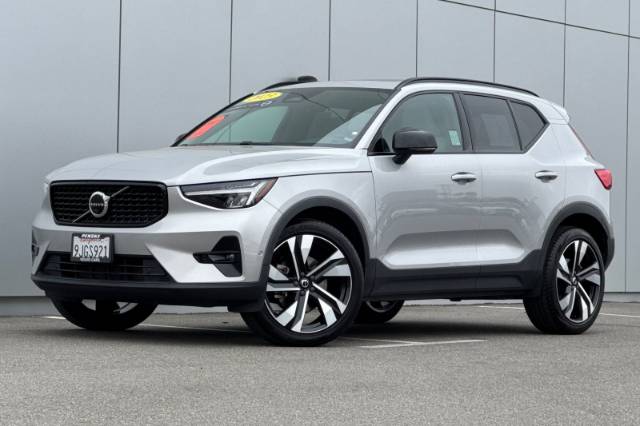 2023 Volvo XC40 B5 Plus Dark Theme