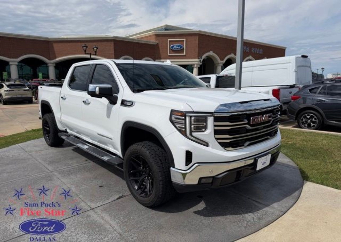 2023 GMC Sierra 4WD Crew Cab Short Box SLT's photo