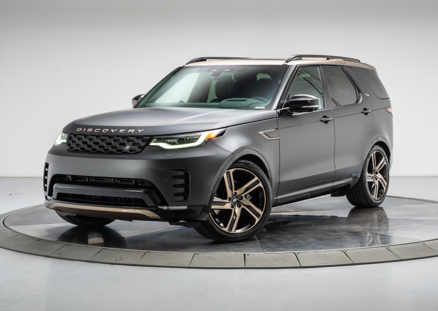 2026 Land Rover Discovery P360 Tempest Edition's photo