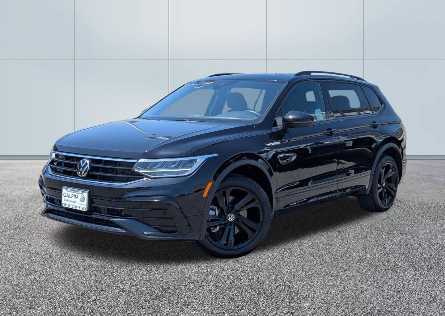 2023 Volkswagen Tiguan 2.0T SE R-Line Black's photo