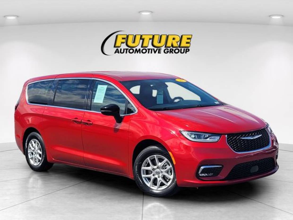 2025 Chrysler Pacifica Select's photo