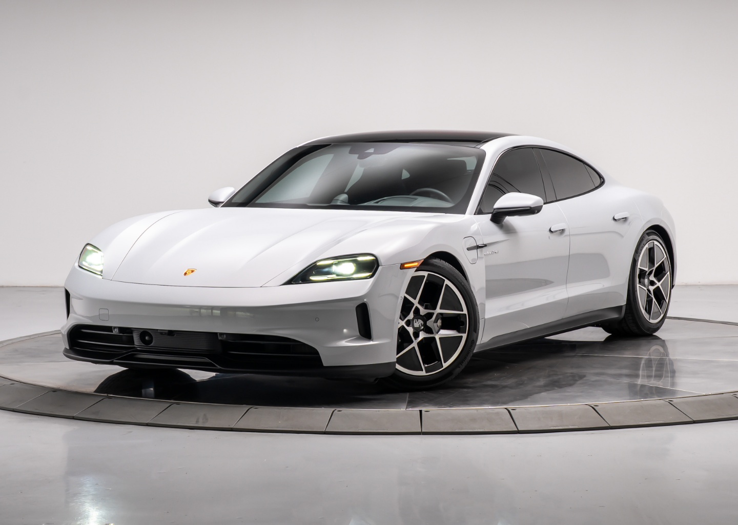2025 Porsche Taycan -'s photo