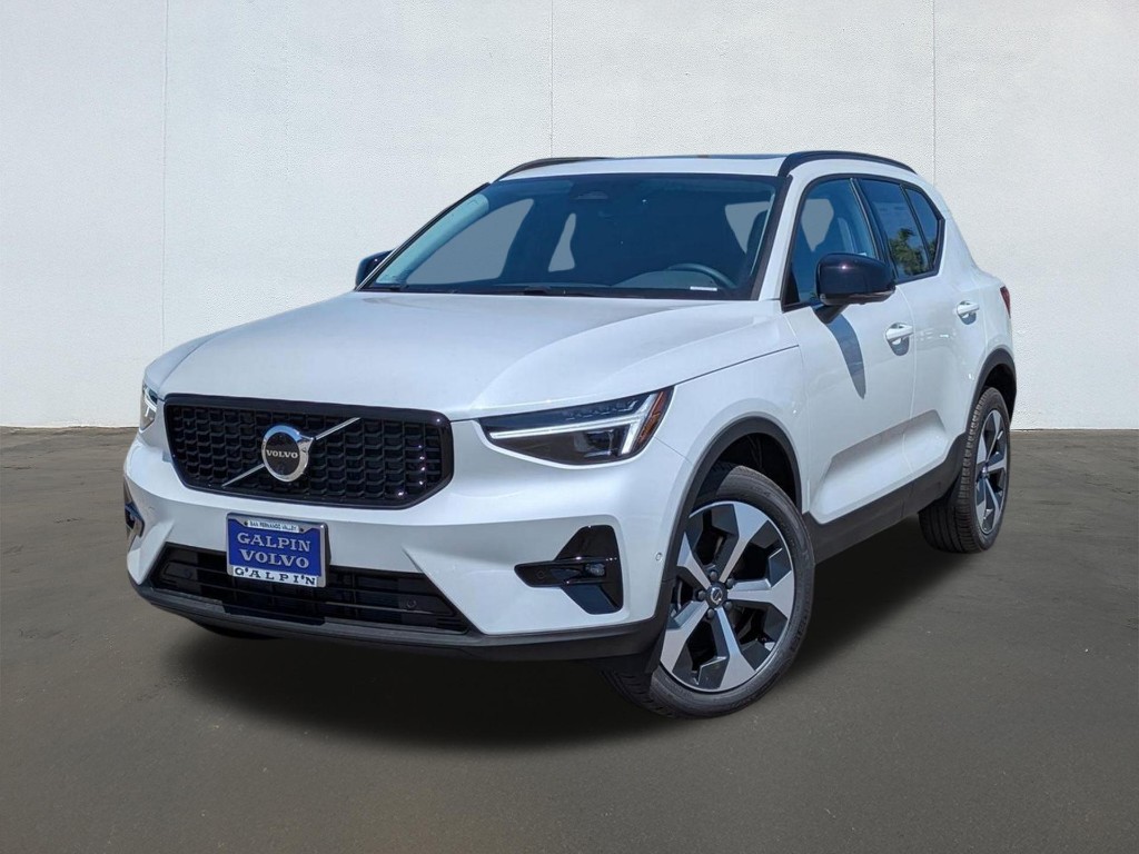2026 Volvo XC40 Plus, B5 AWD Gas (mild hybrid), Dark