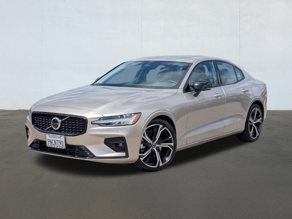 2024 Volvo S60 B5 Plus Dark Theme