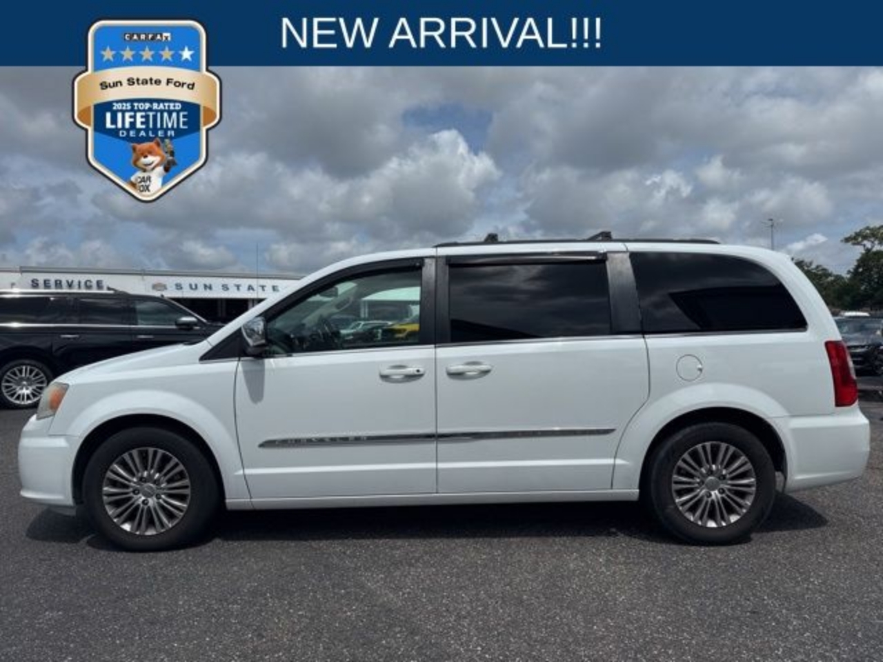 2015 Chrysler Town & Country Touring-L's photo