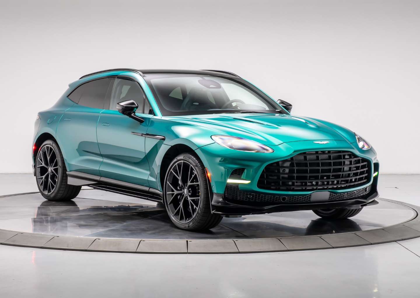 2026 Aston Martin DBX 4.0 V8 707 AWD's photo