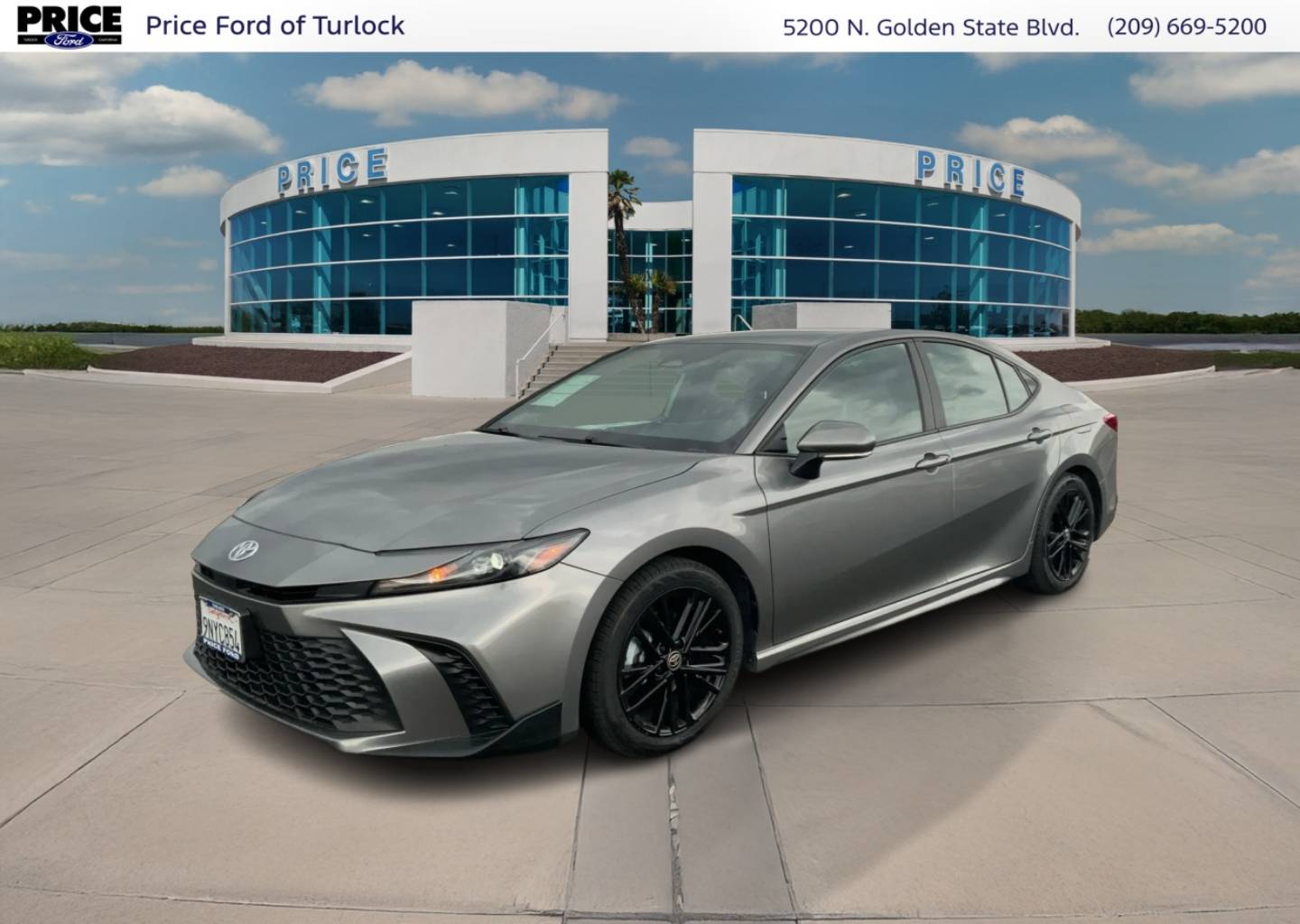 2025 Toyota Camry SE Hybrid's photo
