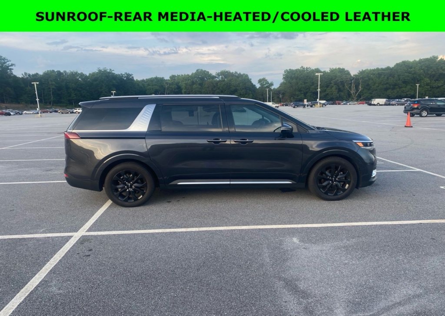 2024 Kia Sedona SX's photo