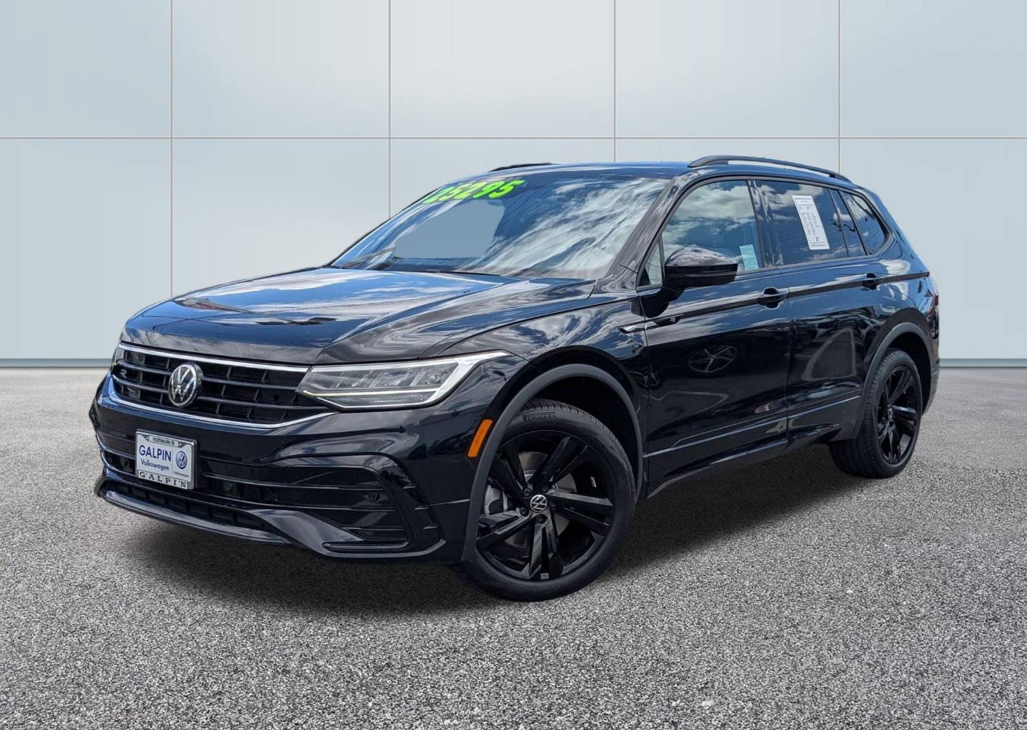 2023 Volkswagen Tiguan 2.0T SE R-Line Black's photo