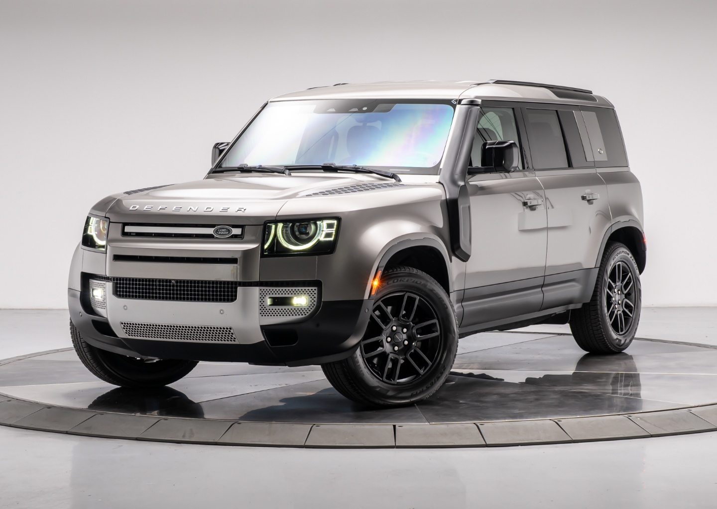 2022 Land Rover Defender S's photo