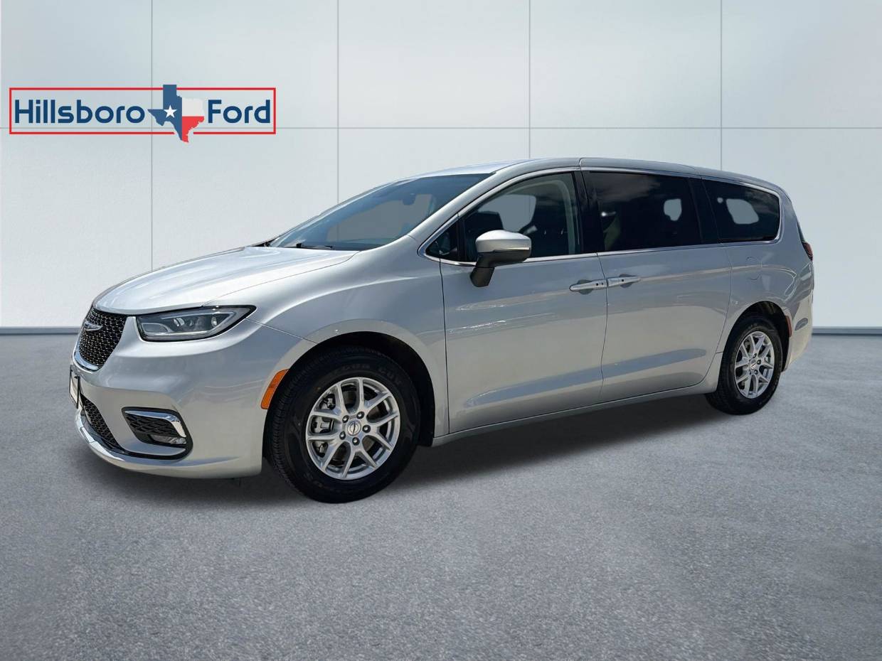 2023 Chrysler Pacifica Touring L's photo