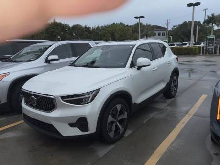 2025 Volvo XC40 B5 Plus Bright Theme