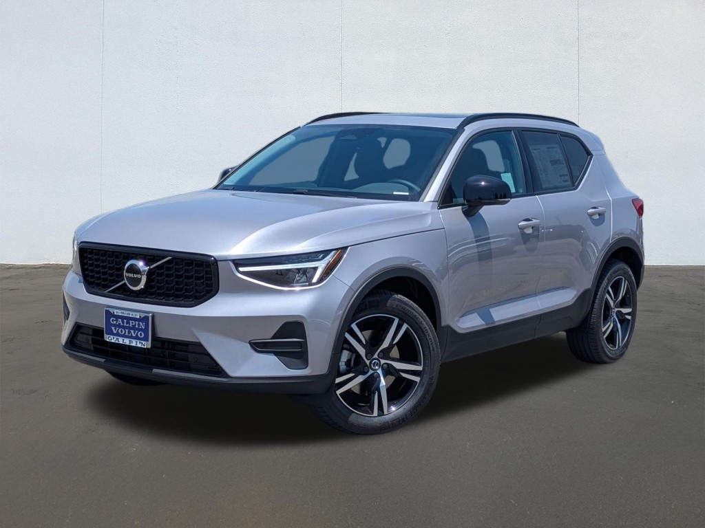 2026 Volvo XC40 Core, B5 AWD Gas (mild hybrid), Dark