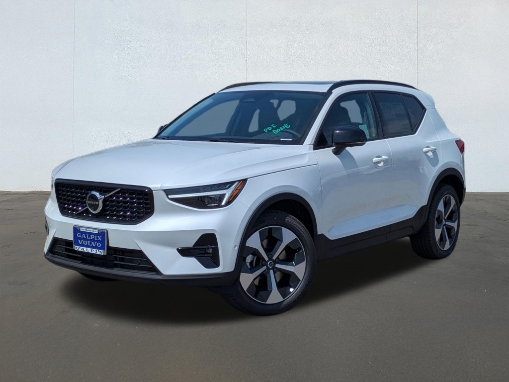 2026 Volvo XC40 Plus, B5 AWD Gas (mild hybrid), Dark