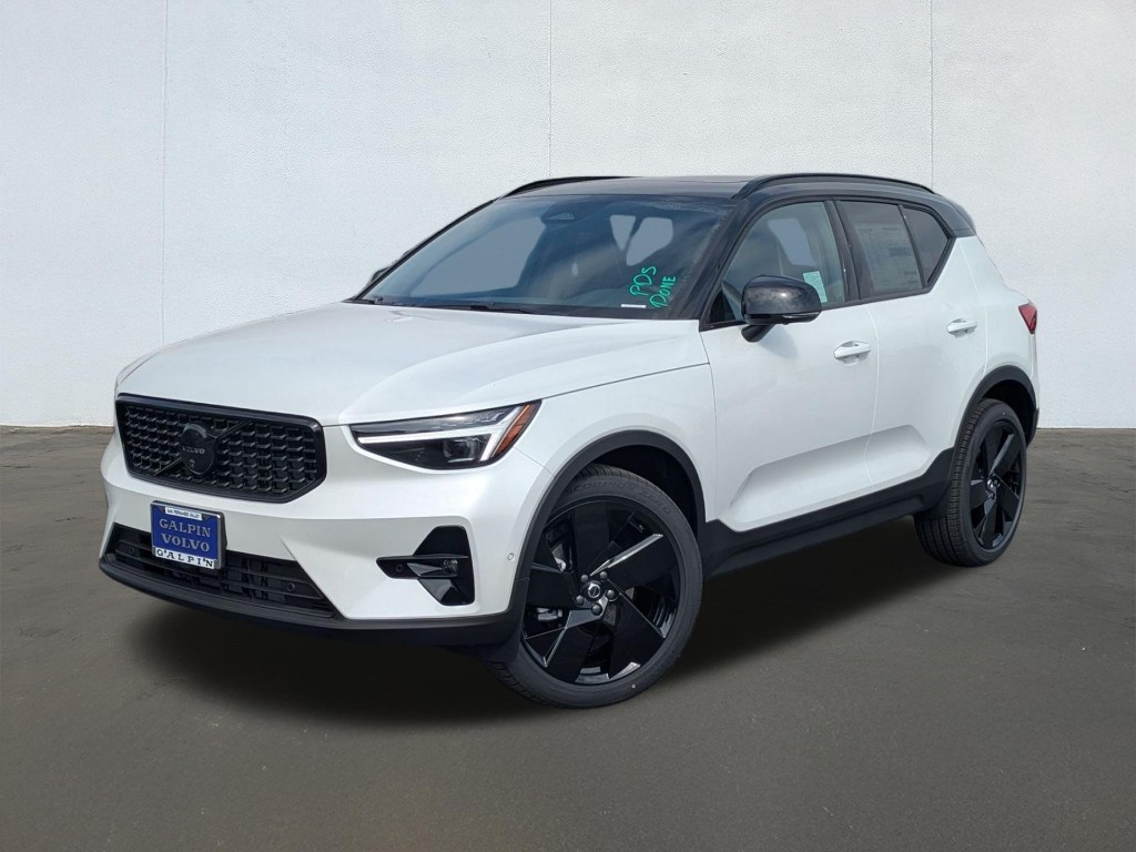 2026 Volvo XC40 Black Edition Ultra, B5 AWD Gas (mild hybrid)