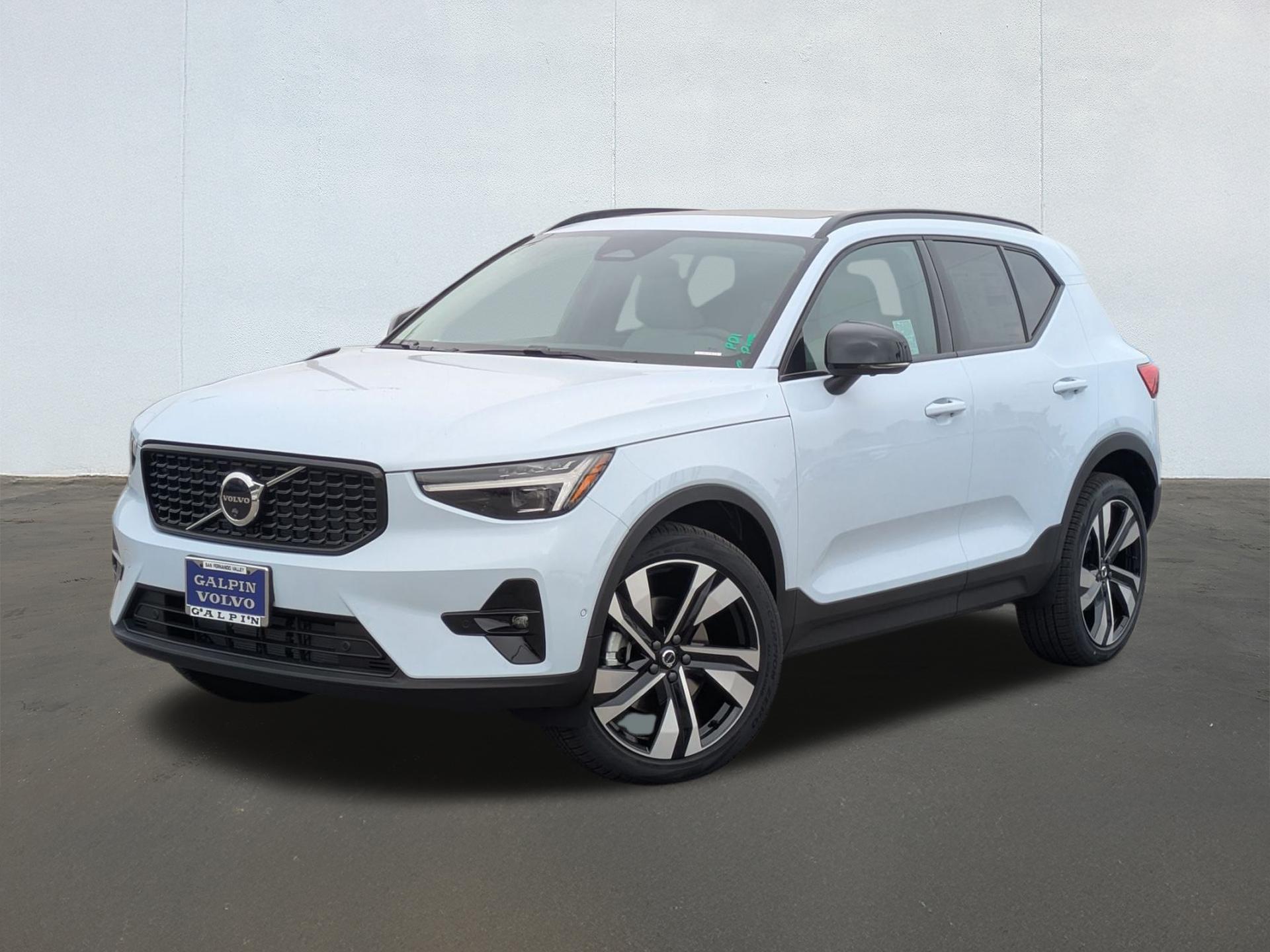 New 2026 Volvo XC40 Ultra, B5 AWD Gas (mild hybrid), Dark