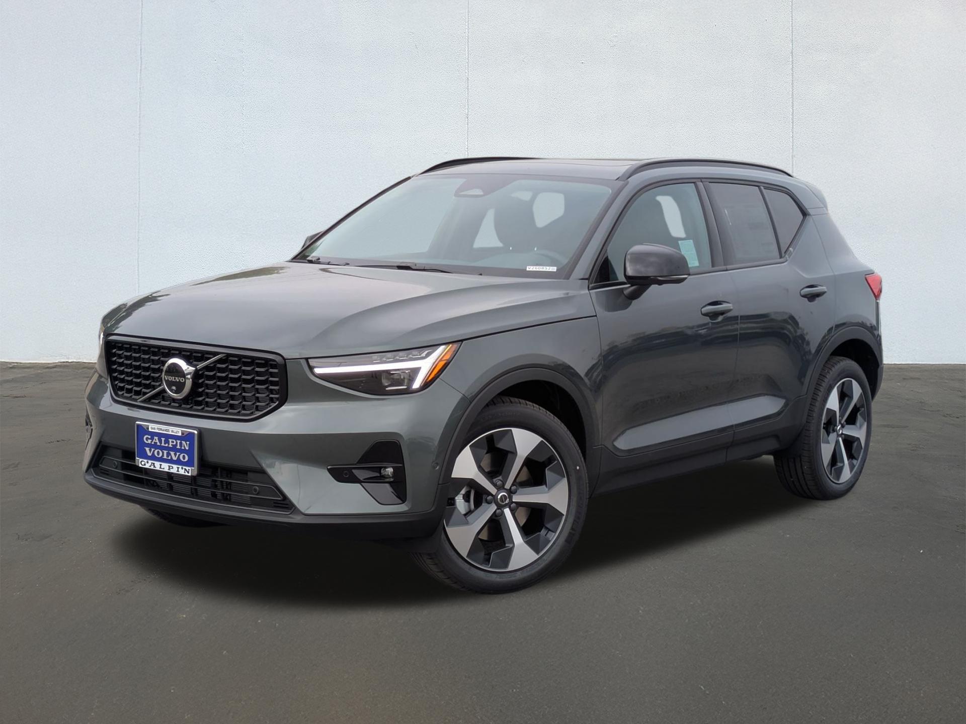 New 2026 Volvo XC40 Plus, B5 AWD Gas (mild hybrid), Dark