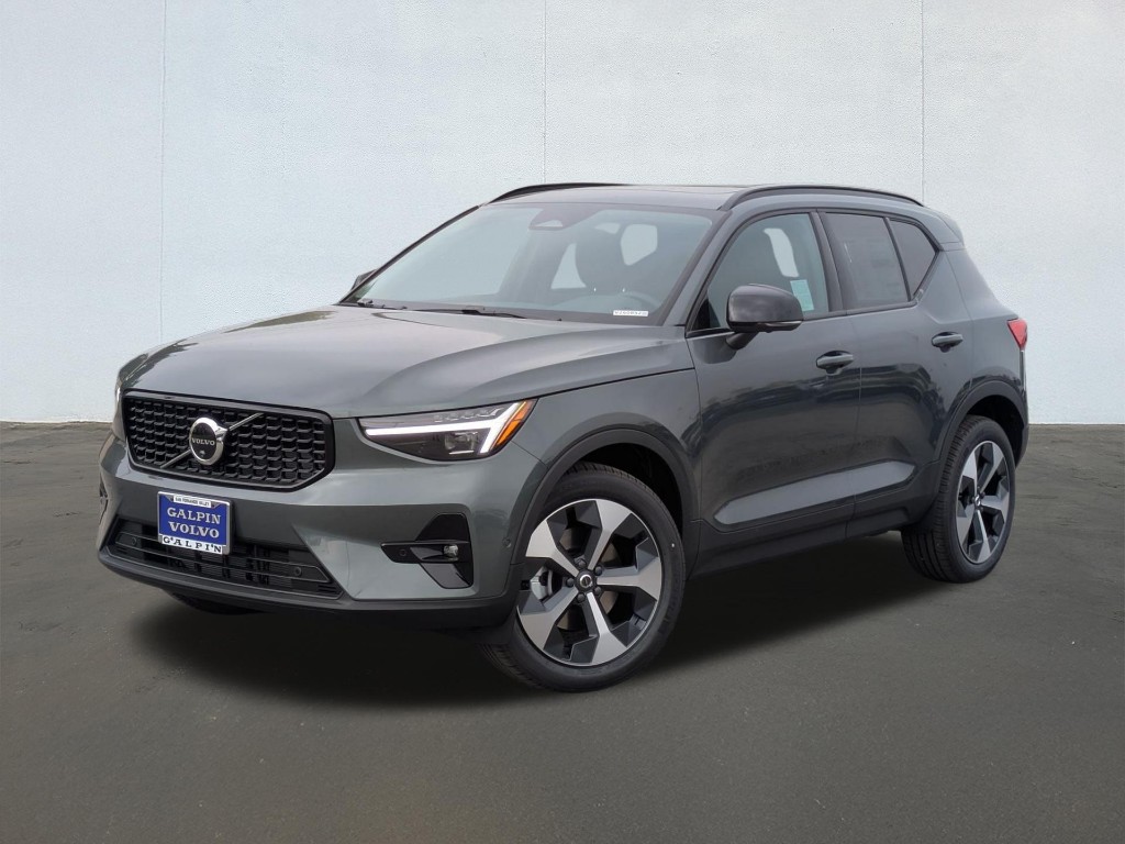 2026 Volvo XC40 Plus, B5 AWD Gas (mild hybrid), Dark