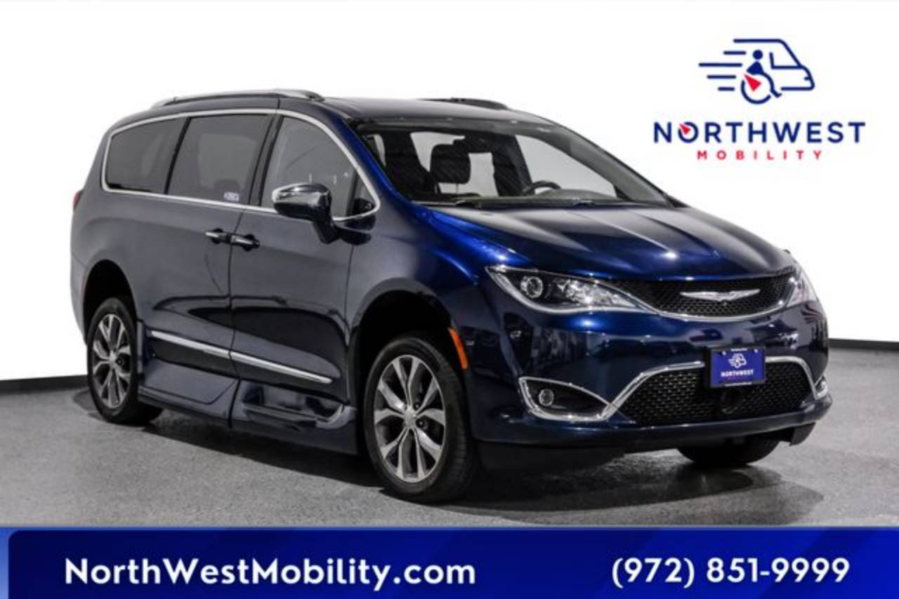 2017 Chrysler Pacifica's photo