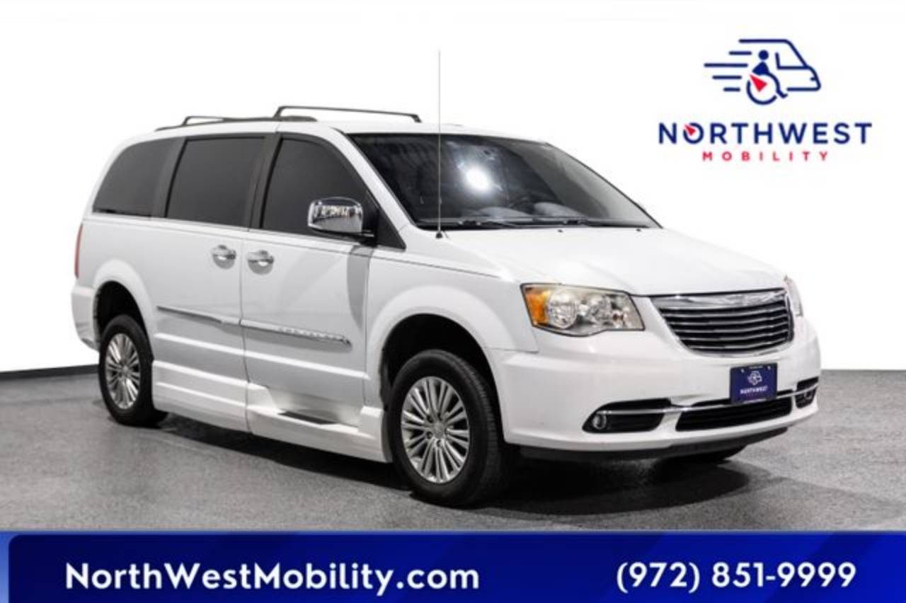 2016 Chrysler Town & Country Touring-L's photo