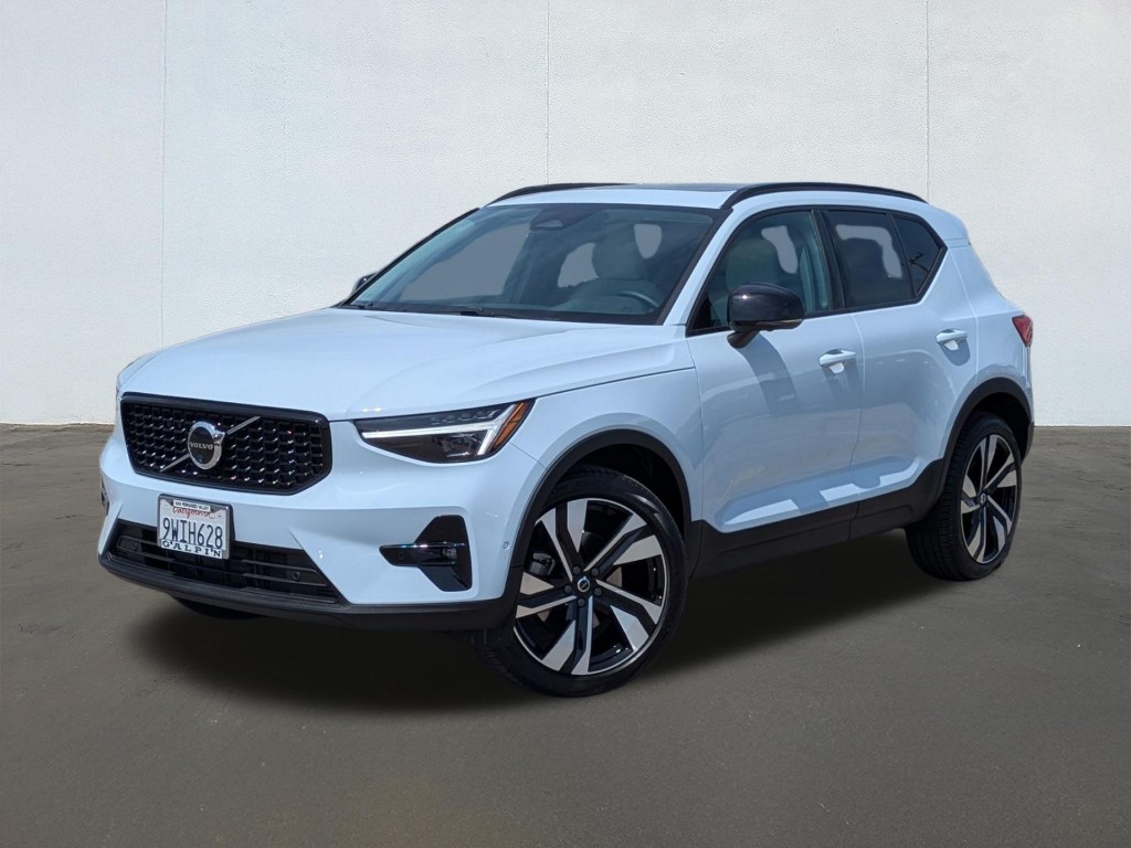 2026 Volvo XC40 Ultra, B5 AWD Gas (mild hybrid), Dark