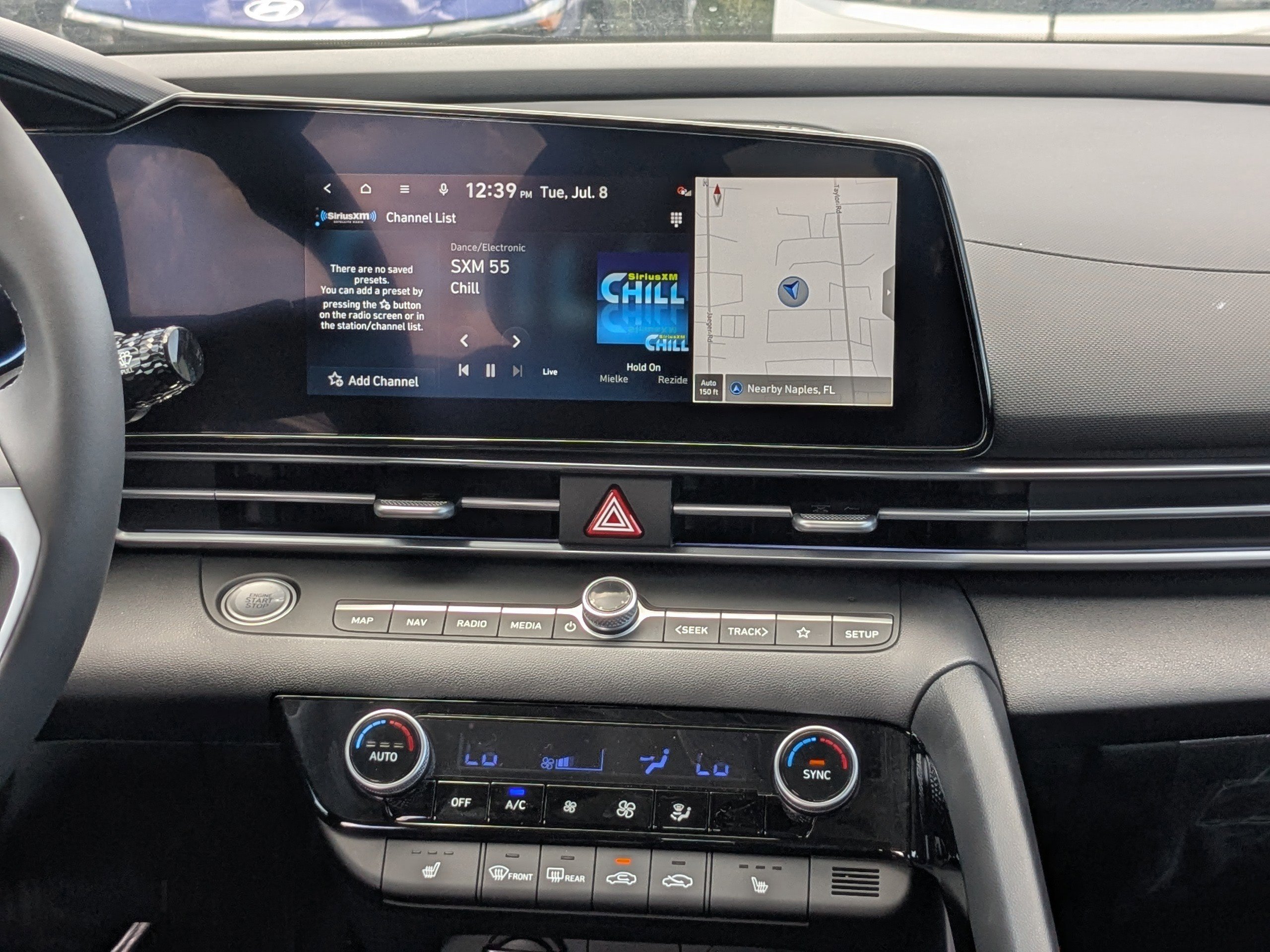 2025 Hyundai Elantra Limited - Photo 12