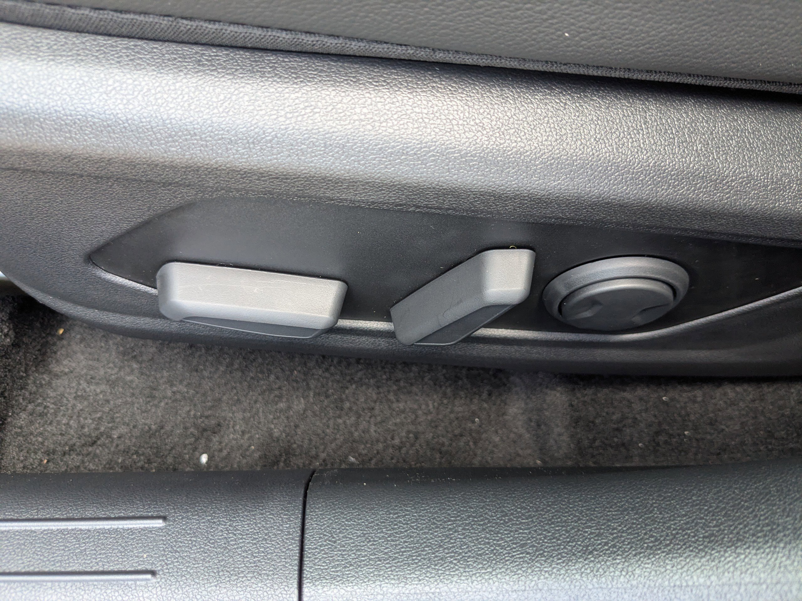2025 Hyundai Elantra Limited - Photo 17