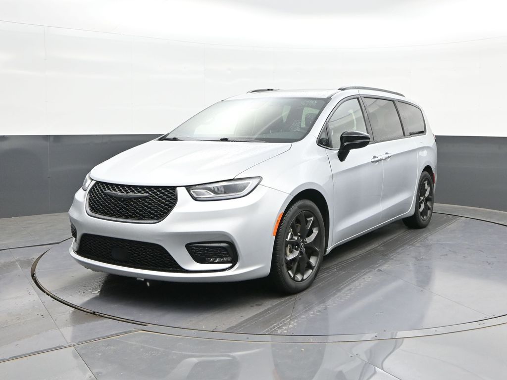 2026 Chrysler Pacifica Limited's photo