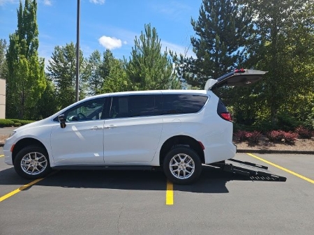 2024 Chrysler Pacifica Touring