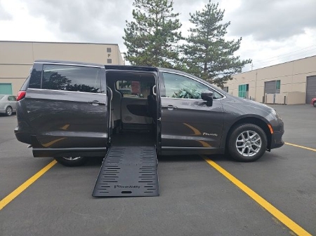 2022 Chrysler Voyager LX