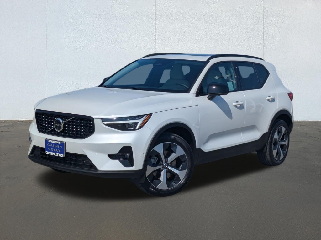 2026 Volvo XC40 Plus, B5 AWD Gas (mild hybrid), Dark
