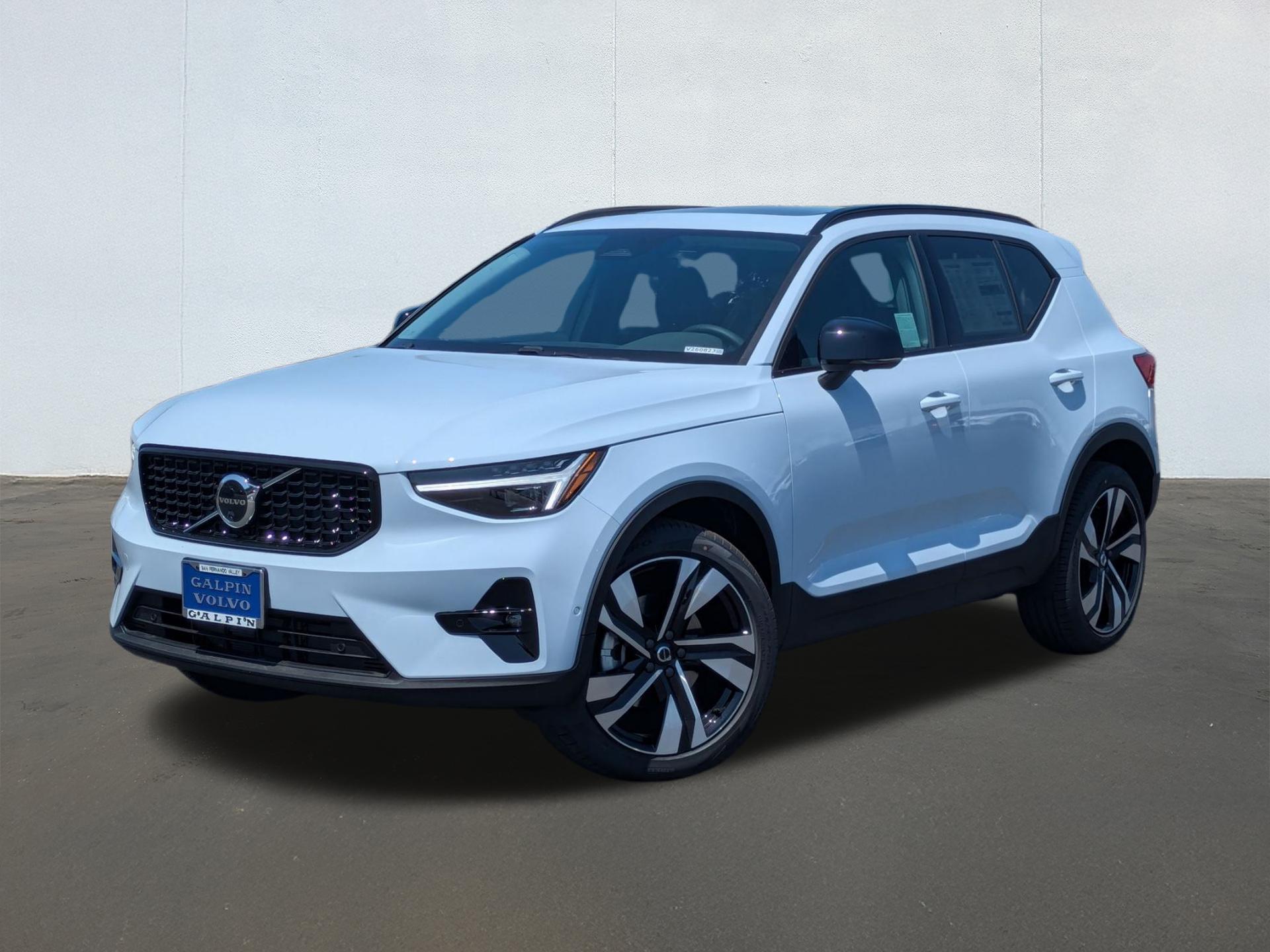 New 2026 Volvo XC40 Plus, B5 AWD Gas (mild hybrid), Dark