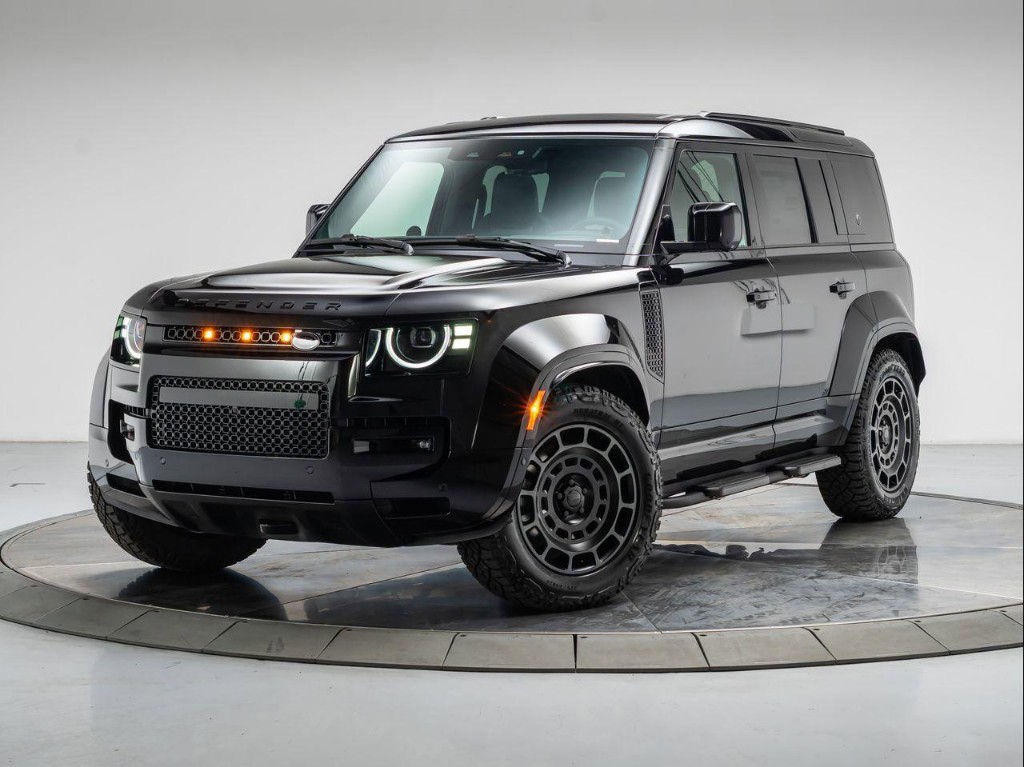 2026 Land Rover Defender P635 OCTA Black