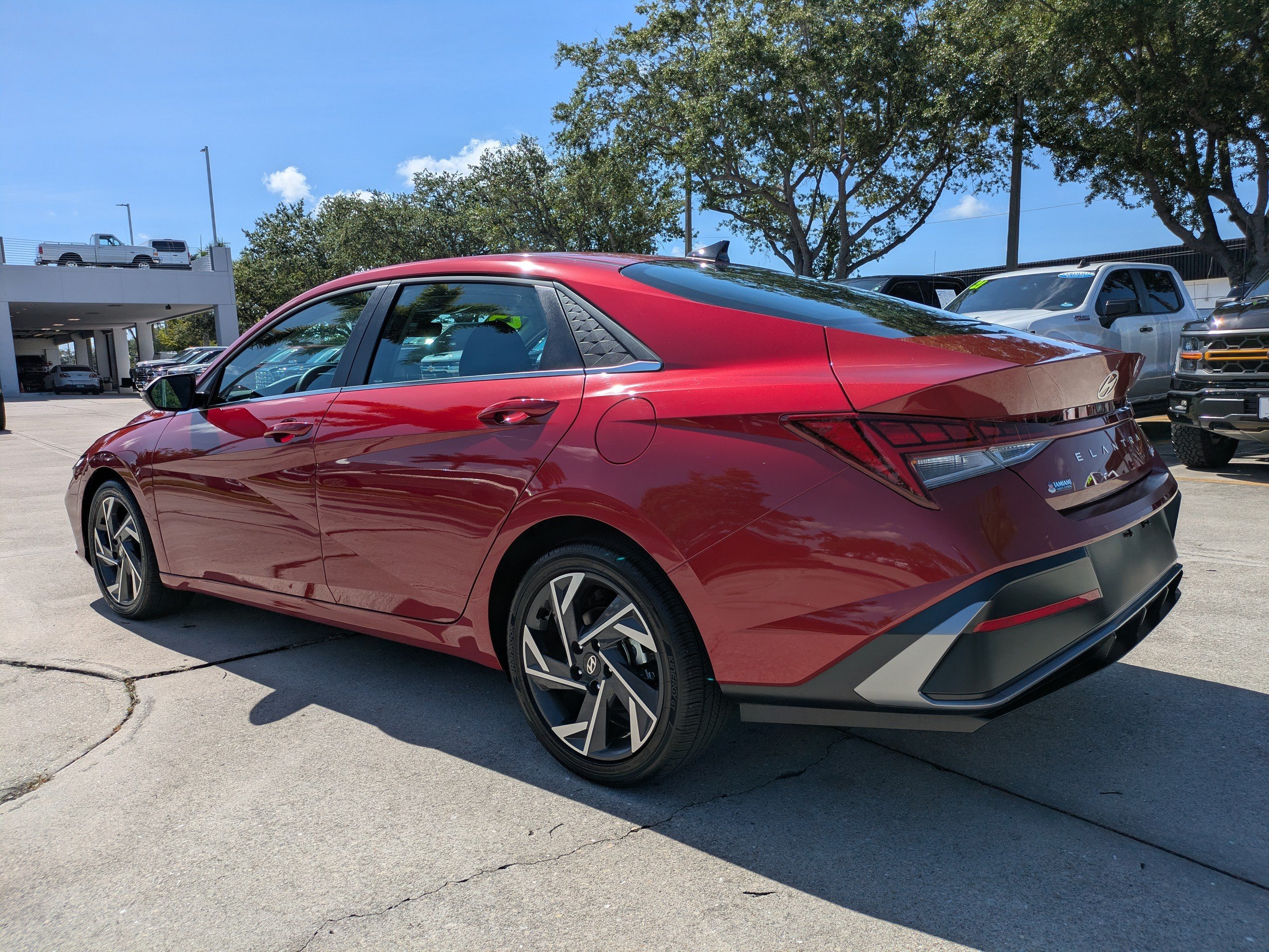 2025 Hyundai Elantra Limited - Photo 11